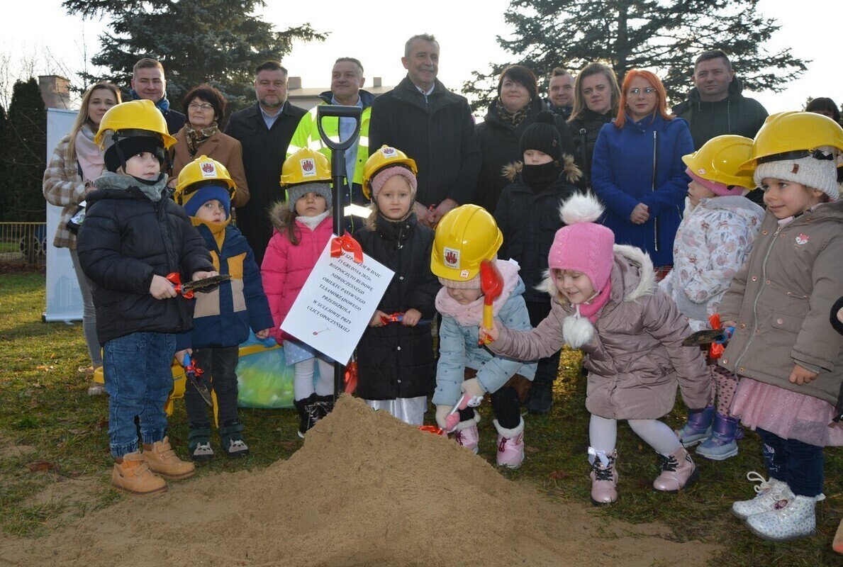 Startuje wielka inwestycja. Pierwszą łopatkę wbiły dzieci