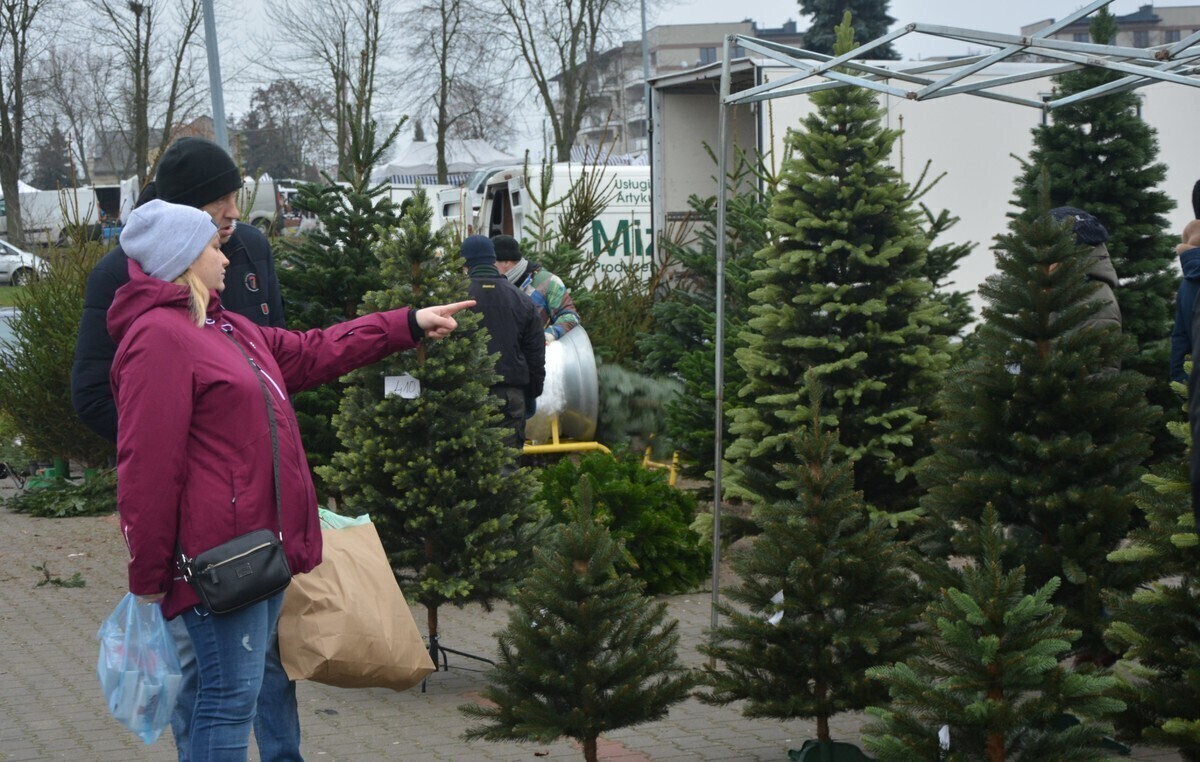 Tłumnie na miejskim bazarze. Robimy przedświąteczne zakupy ZDJĘCIA