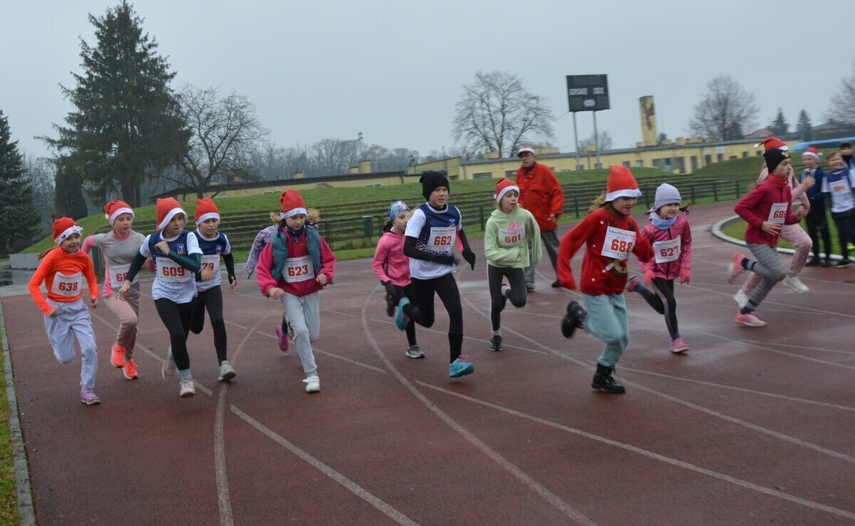 Biegali w mikołajkowym klimacie