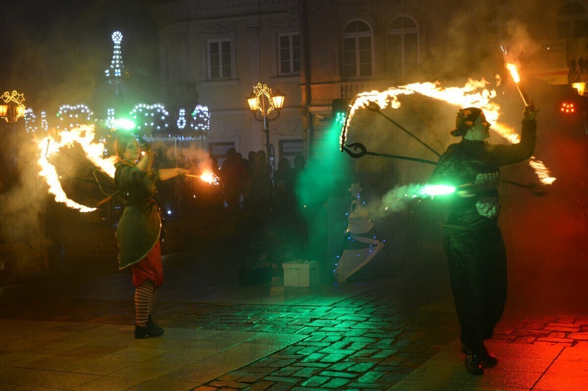 Przedświąteczne spotkanie w Rynku z teatrem ognia ZDJĘCIA I WIDEO