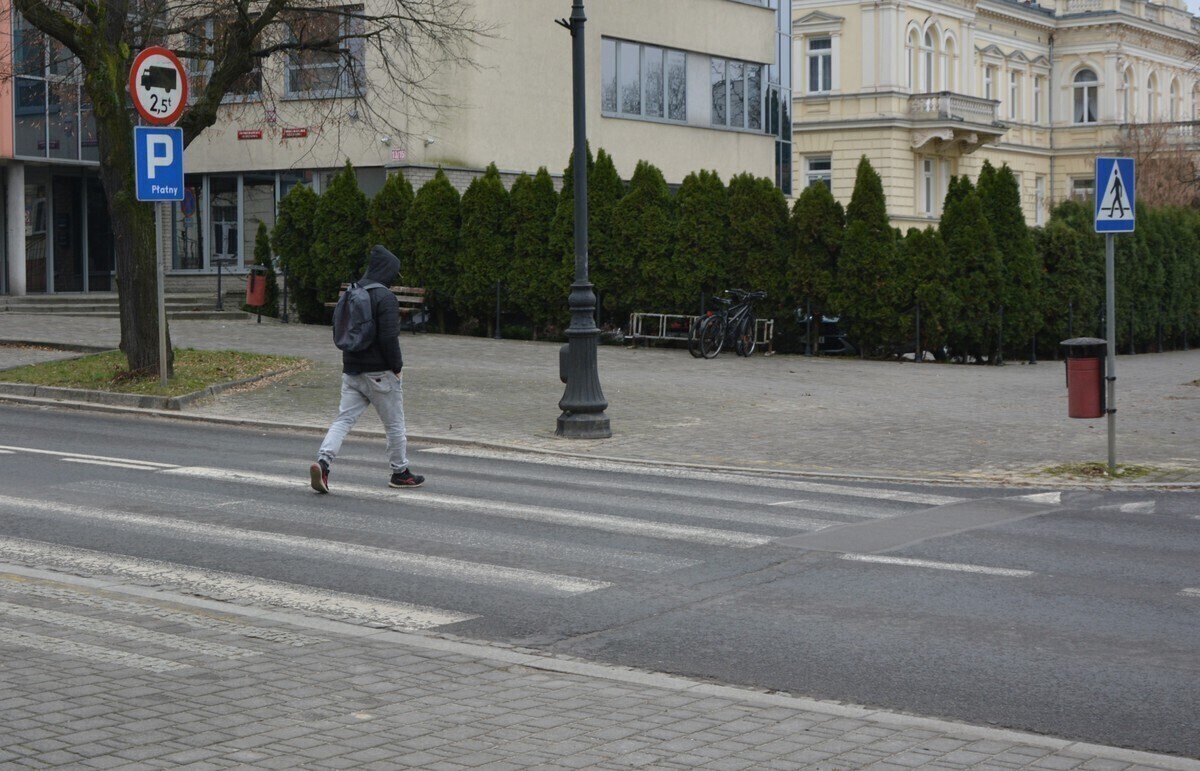 Czy pieszy zawsze ma pierwszeństwo Mamy plagę zombiaków wchodzących prosto pod koła