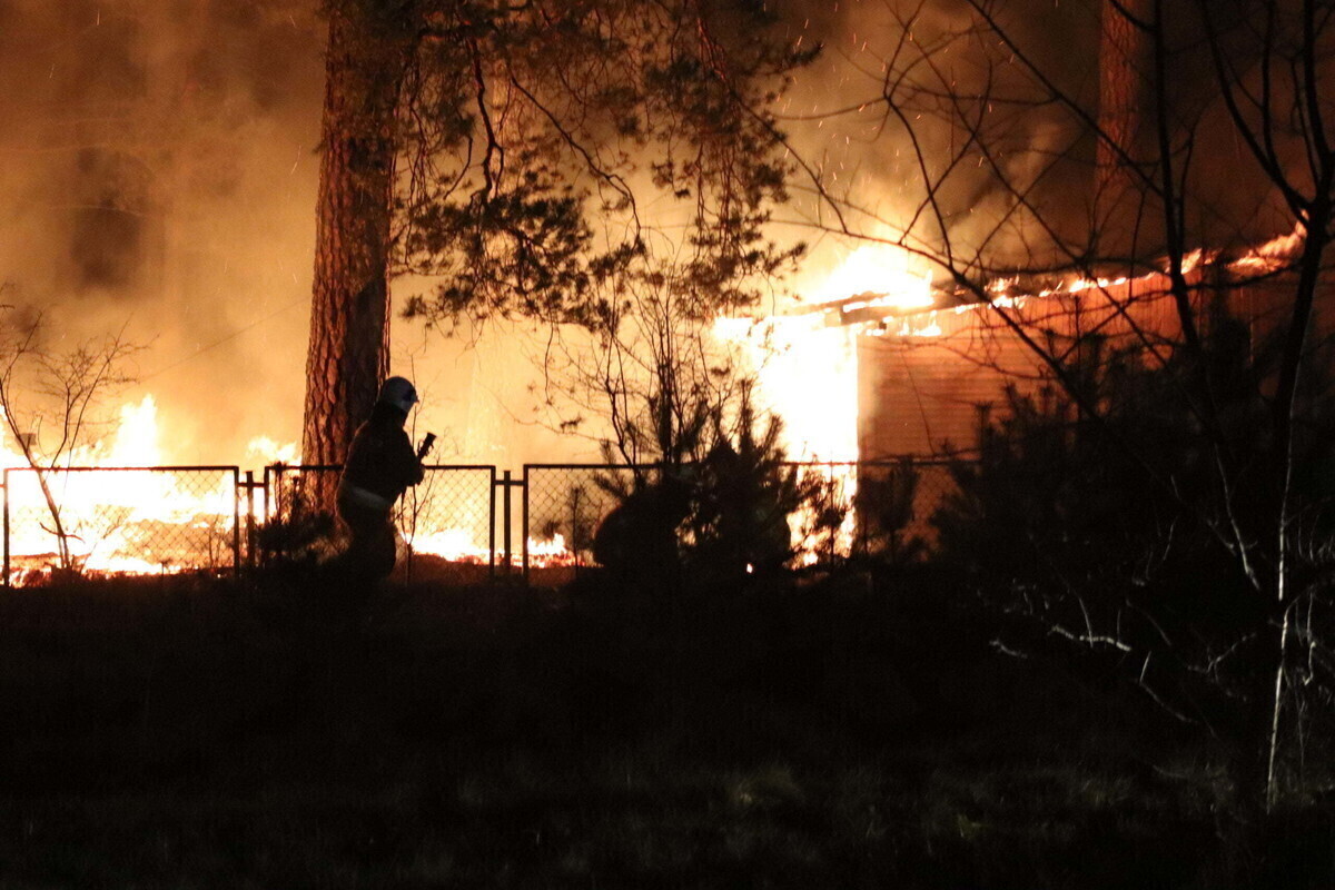 Pożar w Sulejowie. Spłonął domek letniskowy zdjęcia film