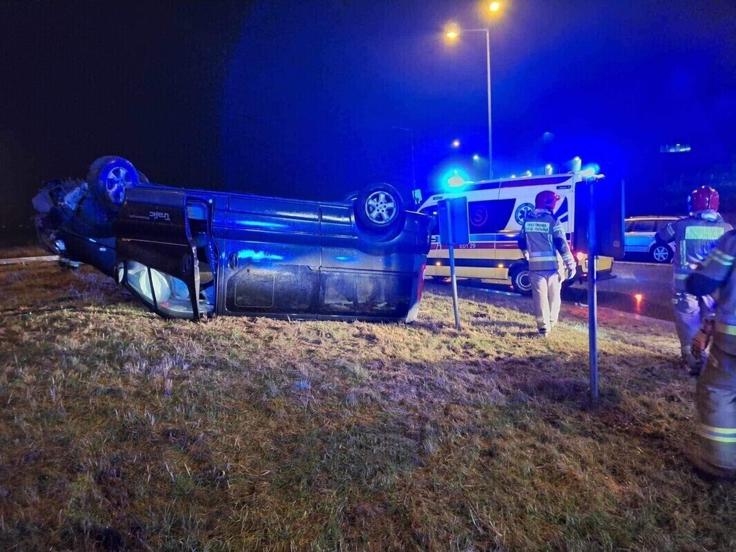 Pijany przeleciał przez rondo. Groźny wypadek pod Piotrkowem