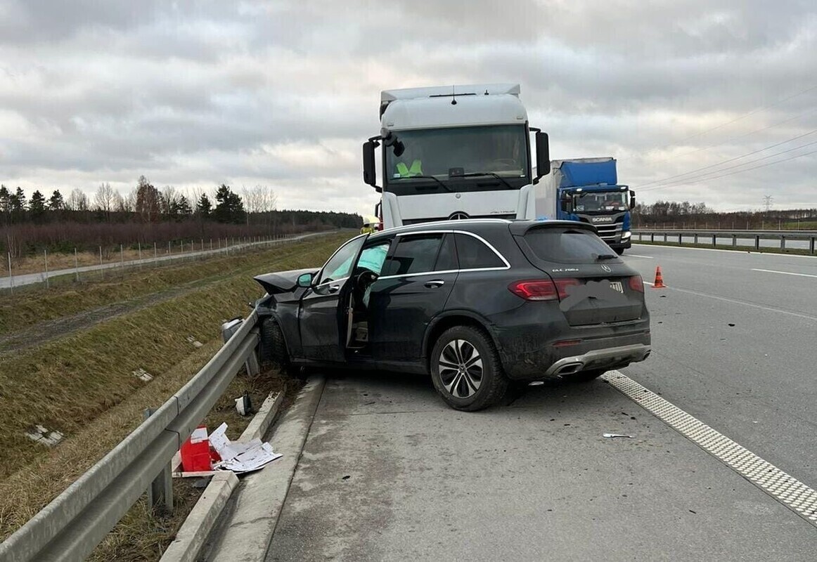 Zderzenie osóbówki i dwóch ciężarówek na A1