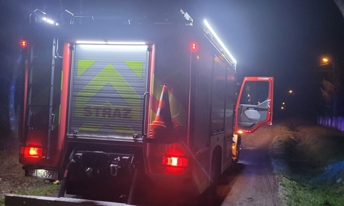 Krok od tragedii. Karetka utknęła na podjeździe