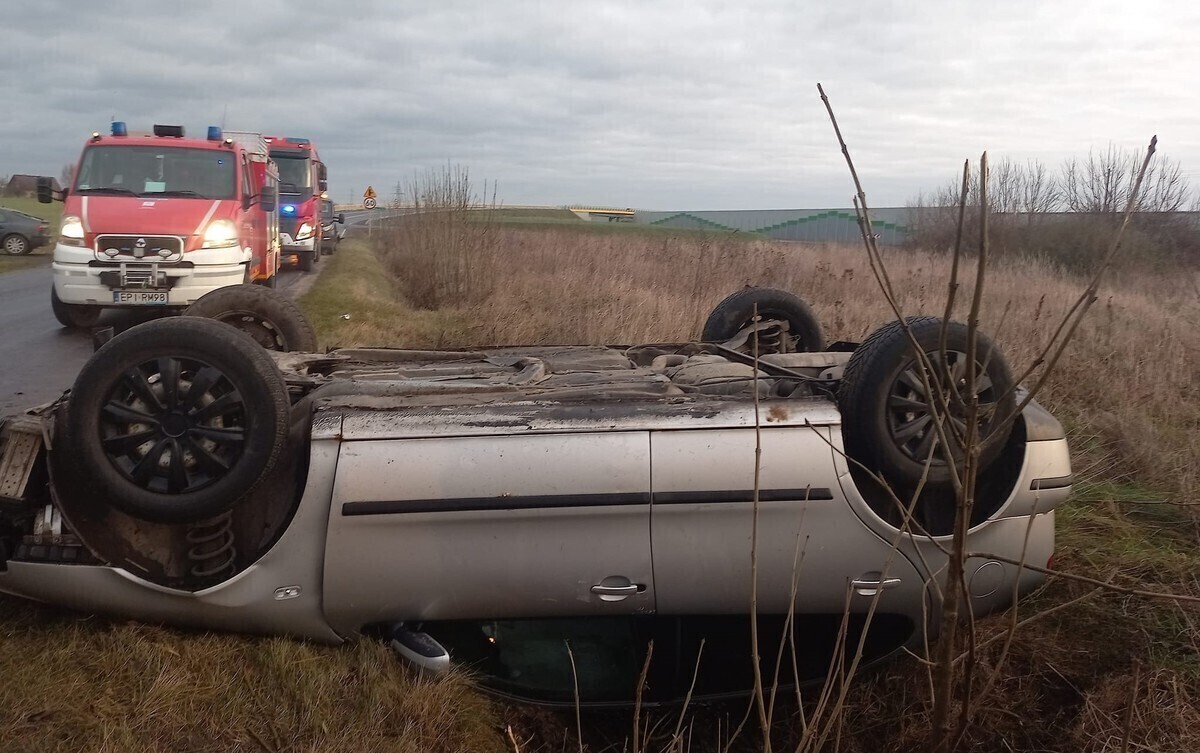 Niebezpieczne zdarzenie w Jeżowie. Dachował samochód