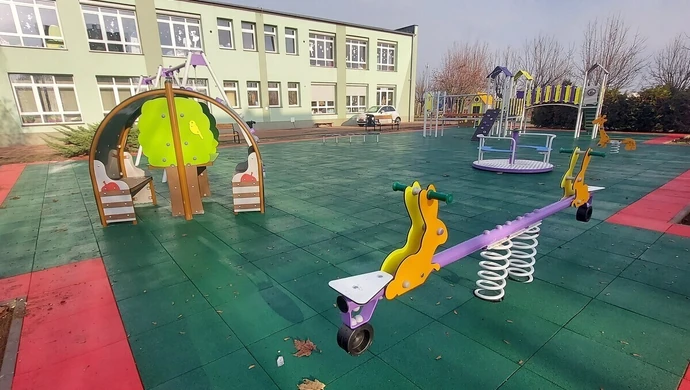 Plac zabaw przy przedszkolu już gotowy