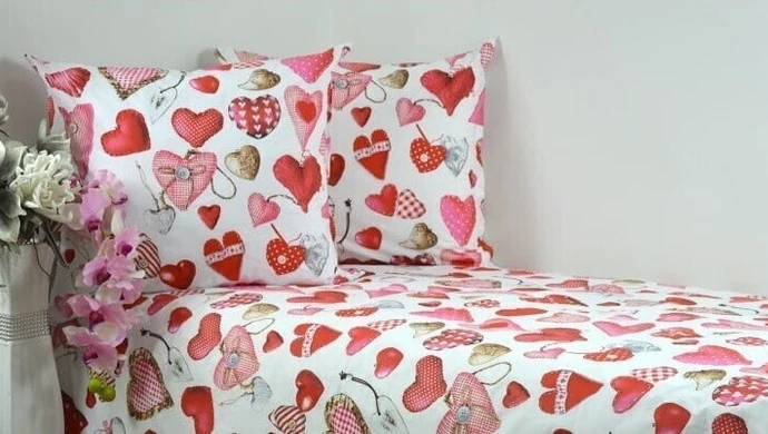 Tekstylia do sypialni małżeńskiej – wybieramy pościel i kołdrę