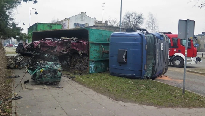 O włos od nieszczęścia! Ciężarówka ze złomem przewróciła się na chodnik