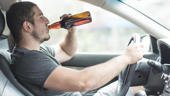 Prowadził po pijanemu, bo… nie mógł wypić w domu