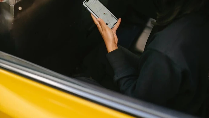 Monitoring pojazdów przy użyciu GPS - dlaczego warto wprowadzić go do firmy?