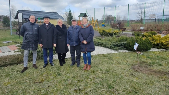 Posadzili pamiątkowe jabłonki
