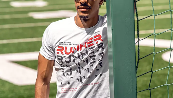 Męska koszulka w urlopowym wydaniu – sprawdź, z czym nosić T-shirt na wakacjach