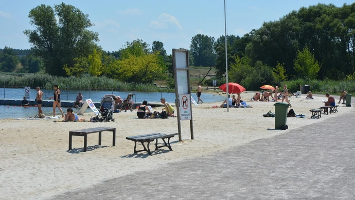 Upalny weekend na "Słoneczku". Pomimo zakazu ludzie wciąż wchodzą do wody