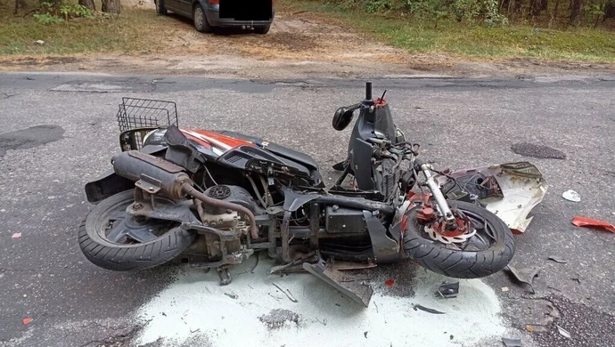 Wyprzedzając potrącił motocyklistkę