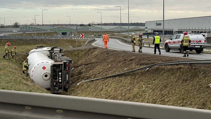 Cysterna spadła do rowu. Kierowca był pijany