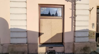 Wandale uszkodzili szklane witryny