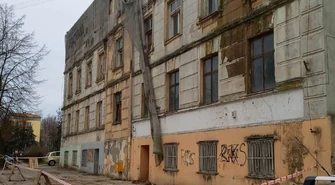 Odpadający gzyms na ul. Próchnika