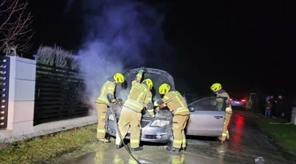 Strażacy gasili samochód