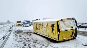 Przewrócony bus i zderzenie aut na S8
