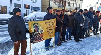 Mężczyźni z różańcami przemaszerowali przez Piotrków