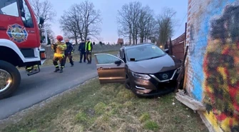 70-latek wjechał w budynek. Mimo przeprowadzonej reanimacji, zmarł