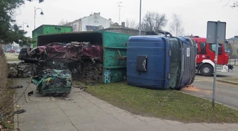 O włos od nieszczęścia! Ciężarówka ze złomem przewróciła się na chodnik