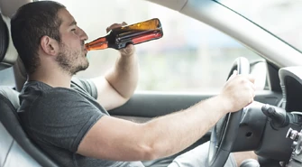 Prowadził po pijanemu, bo… nie mógł wypić w domu