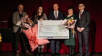 Alicja z czekiem i...poduszką