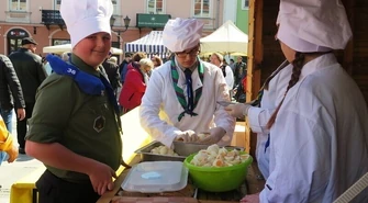 Jarmark z gotowaniem zupy chrzanowej i warsztatami robienia palm