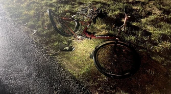 Pijany szedł środkiem jezdni. Potrącił go samochód