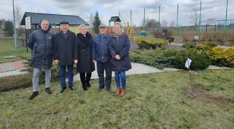 Posadzili pamiątkowe jabłonki