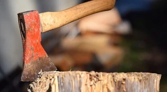 Awantura seniorów zakończyła się użyciem siekiery