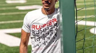 Męska koszulka w urlopowym wydaniu – sprawdź, z czym nosić T-shirt na wakacjach