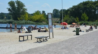 Upalny weekend na "Słoneczku". Pomimo zakazu ludzie wciąż wchodzą do wody