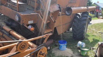 Mężczyzna przygnieciony przez kombajn