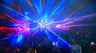 Pokaz laserowy przed mediateką