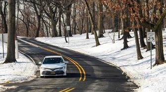 Opony zimowe czy całoroczne – które lepiej wybrać na zimę
