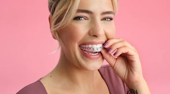Prostowanie zębów bez stałego aparatu? To możliwe!