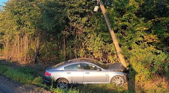 Samochód osobowy uderzył w słup energetyczny