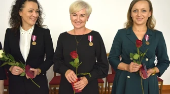 Nauczyciele otrzymali odznaczenia w Akademii Piotrkowskiej