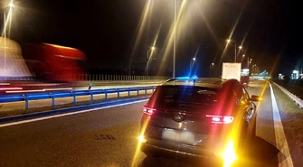 Chciał skoczyć pod koła ciężarówki. Interweniowali policjanci