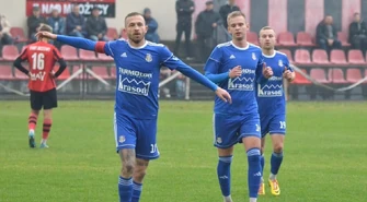 Polonia tuż za liderem