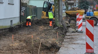 Układają nowy chodnik