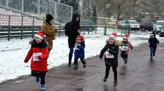 Młodzi biegacze na start. Czeka nas mikołajkowa rywalizacja