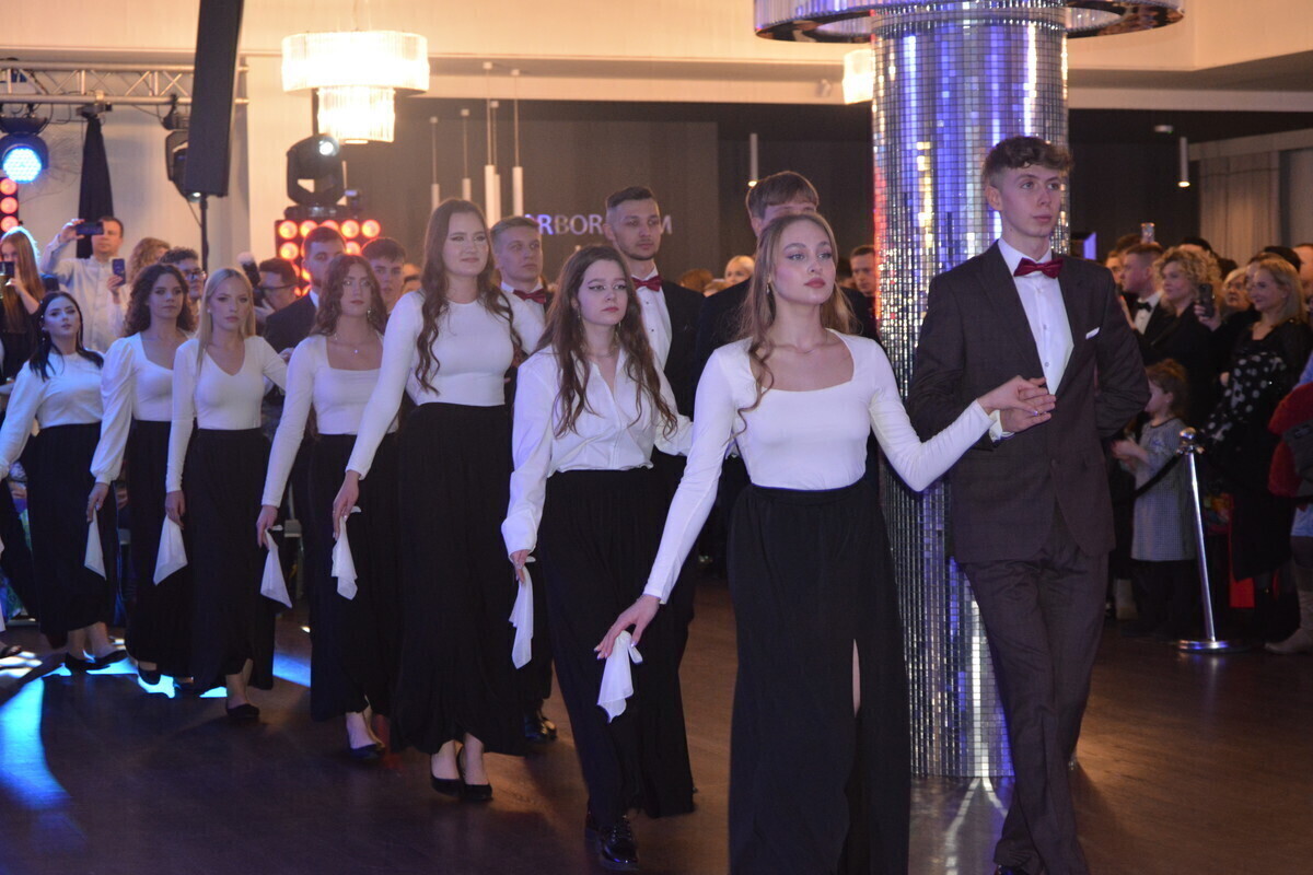 Studniówkowy szał czas zacząć. Pierwsi bawili się uczniowie TPS-u ZDJĘCIA