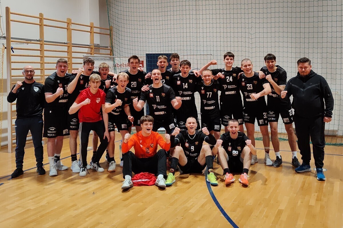 Młodzi szczypiorniści z cennym awansem