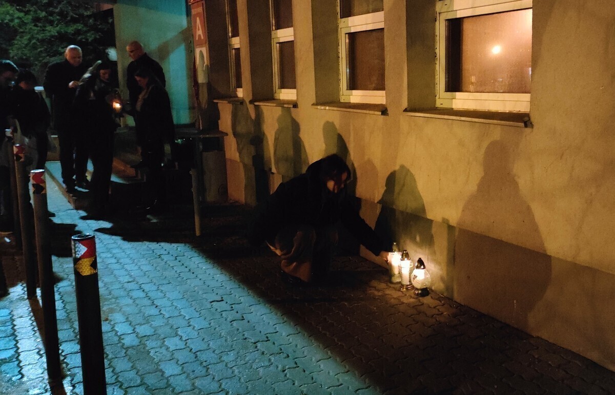 Pamięci Wiktorii... Pod Akademią zapłonęły znicze