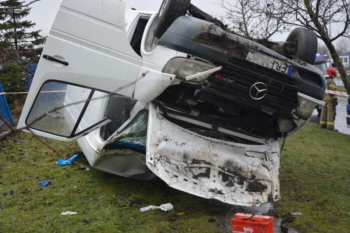 Dachowanie na Żelaznej. Kierowca był kompletnie pijany