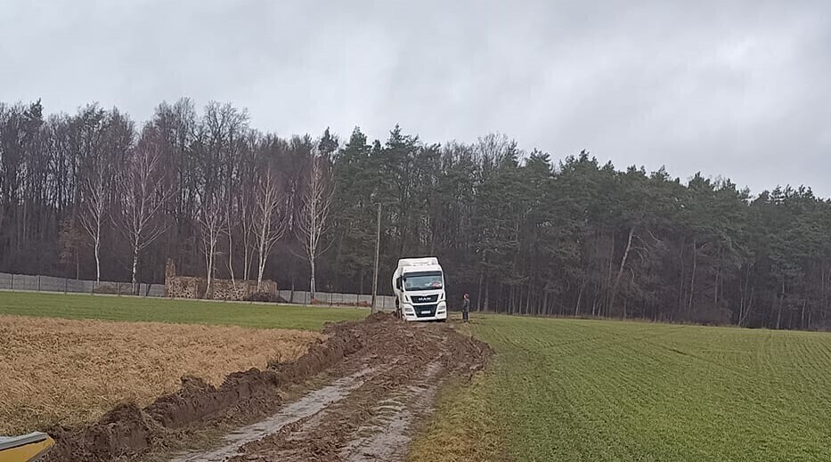 Kierowca utknął w szczerym polu. Potrzebna pomoc